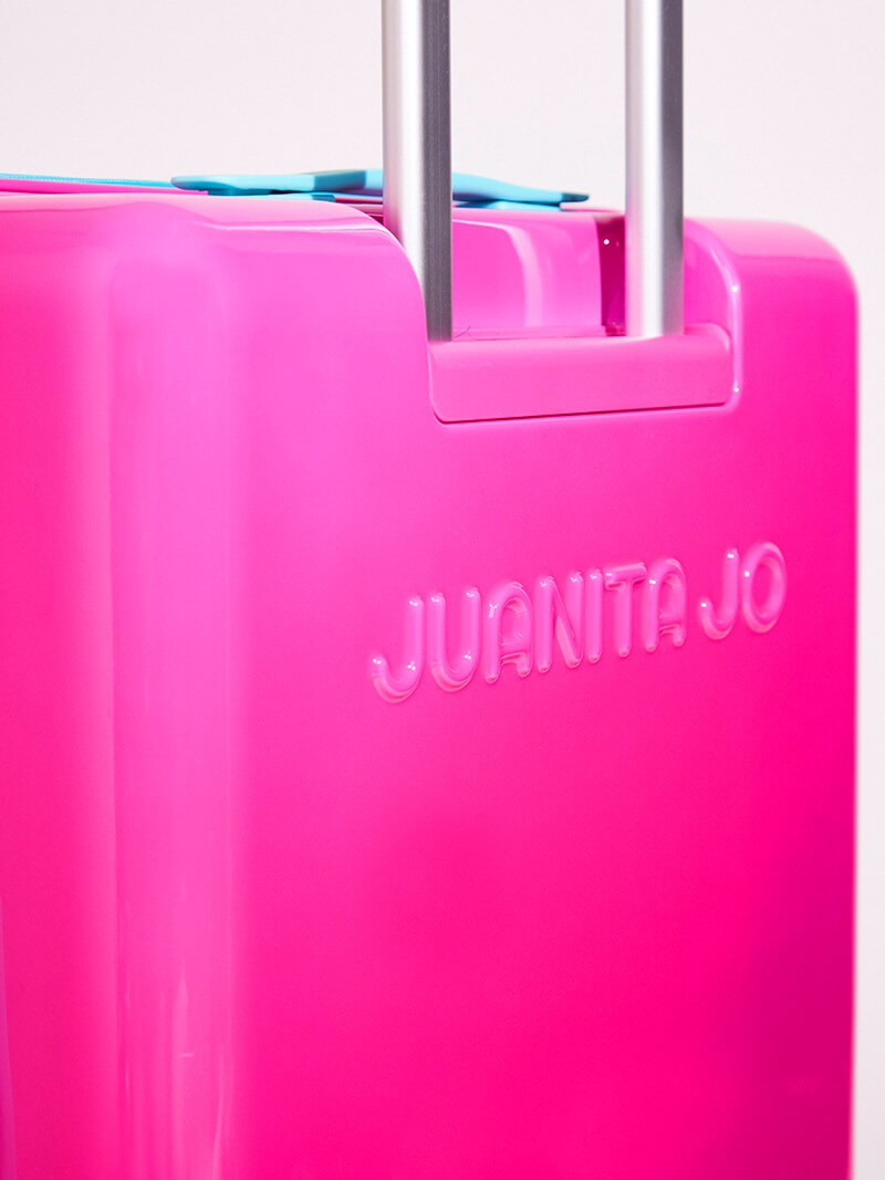 Set Valija de 23 kilos y carry on de 15 kilos fucsia + kit de viaje de regalo