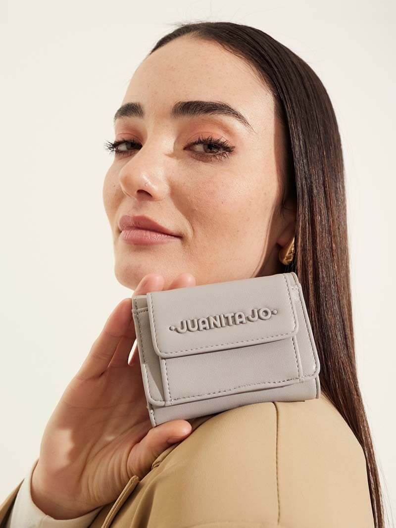 BILLETERA GRIS PEQUEÑA CON BOLSILLO EXTERNO