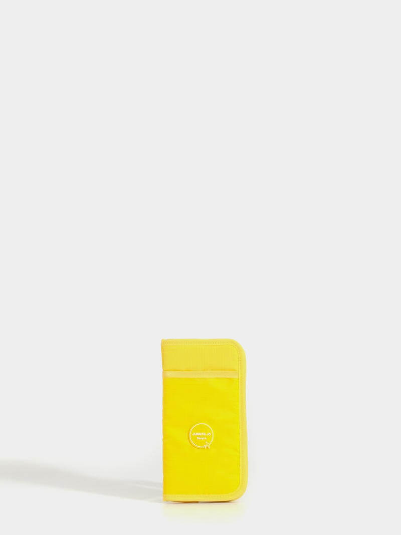 Porta pasaporte amarillo