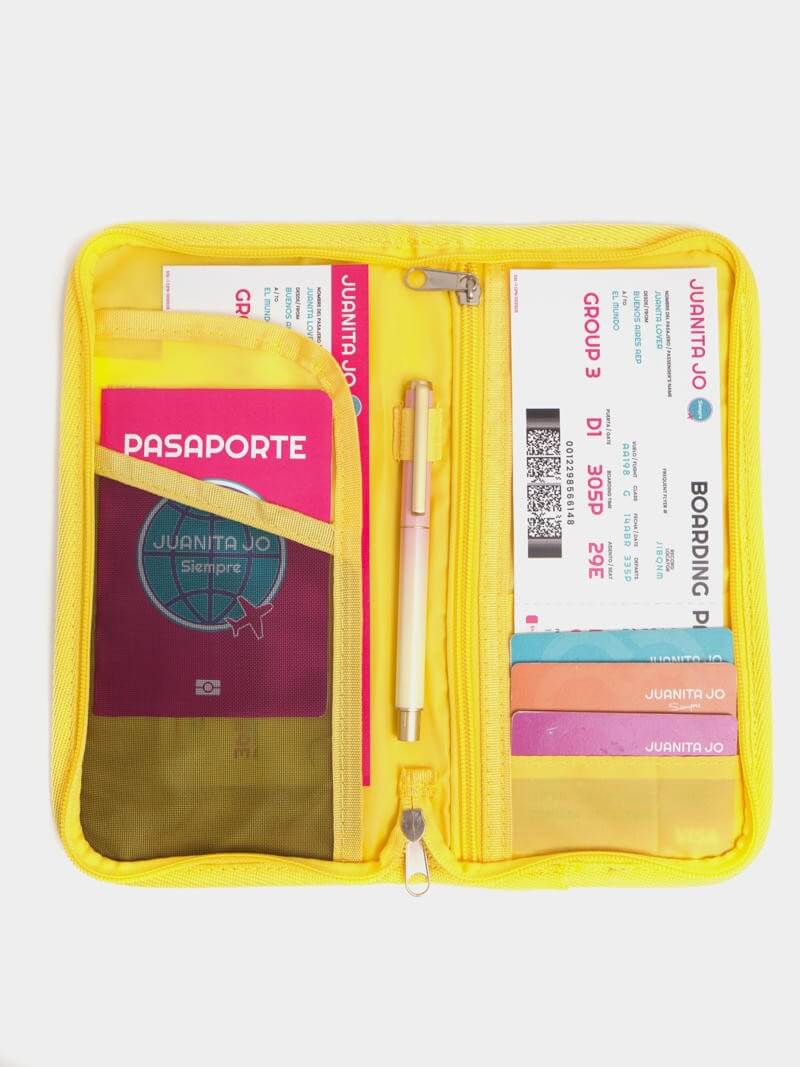 Porta pasaporte amarillo