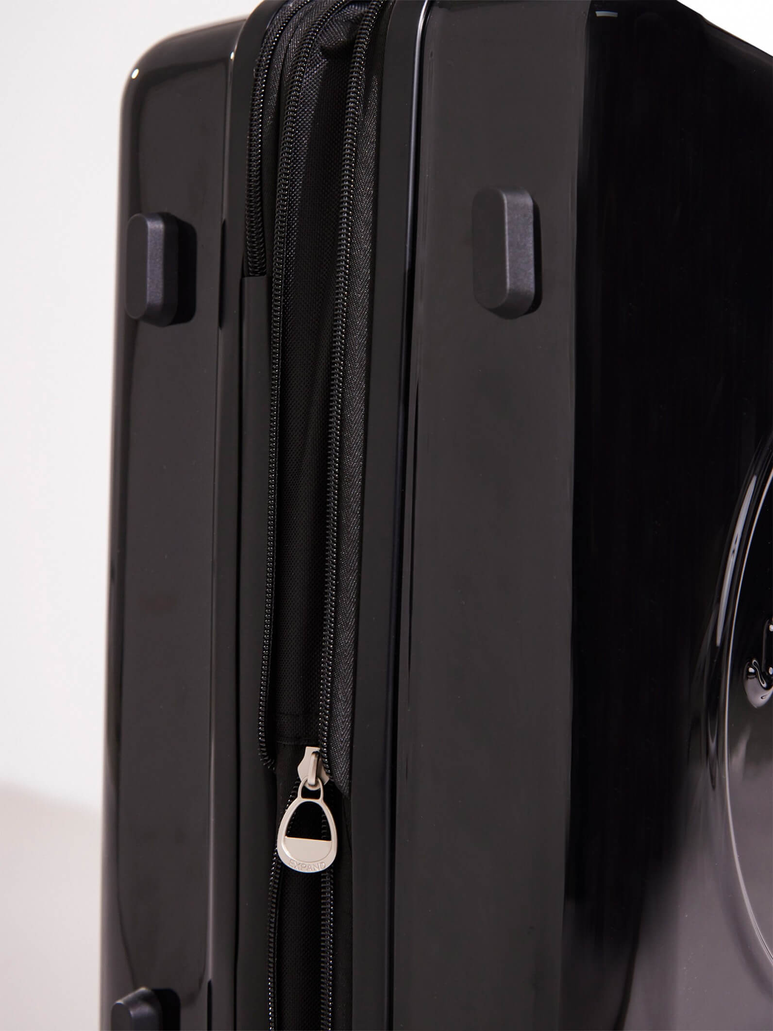 Set Valija de 23 kilos y carry on de 15 kilos Negro + kit de viaje de regalo