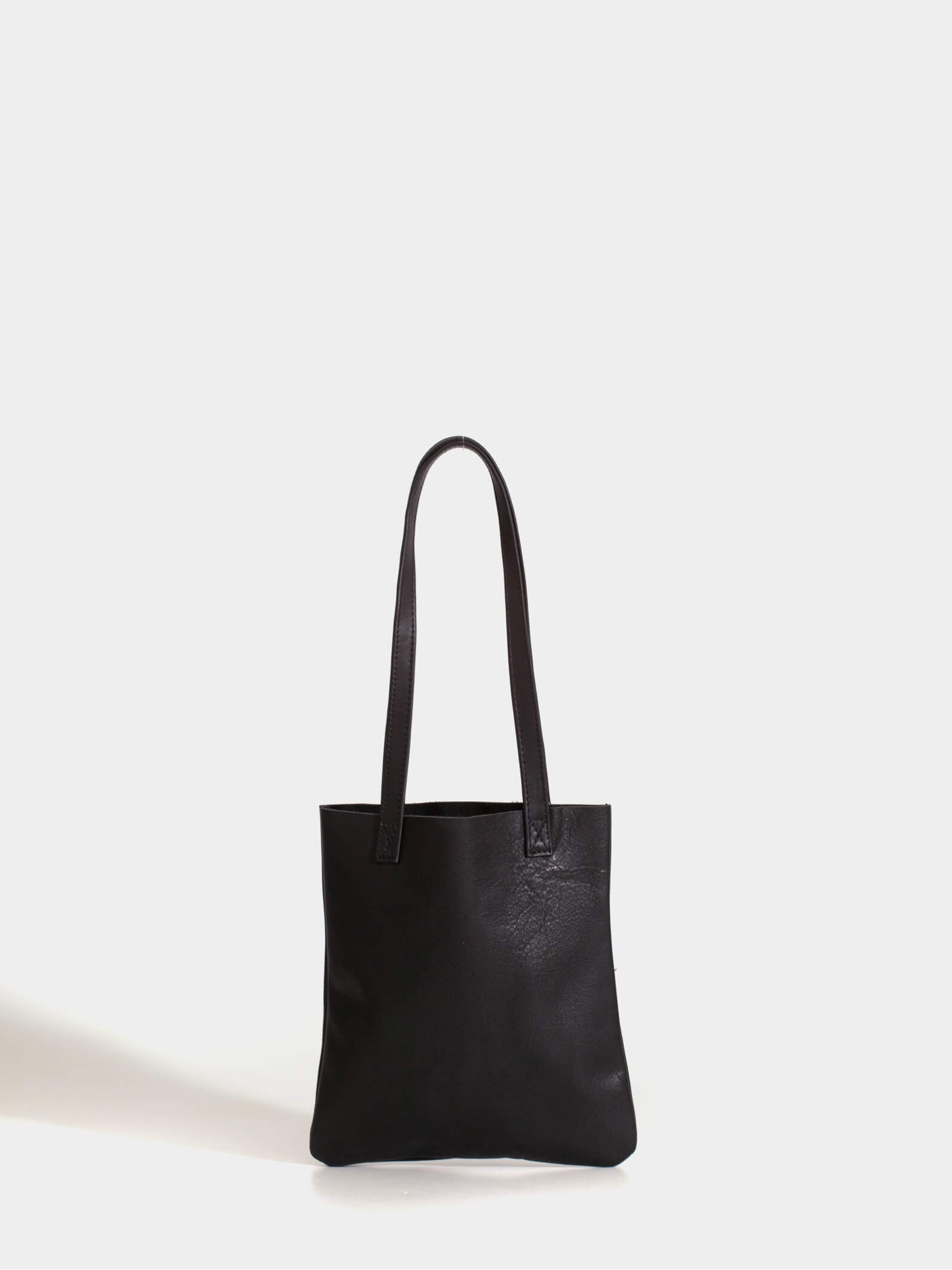 Tote bag de cuero chica negra