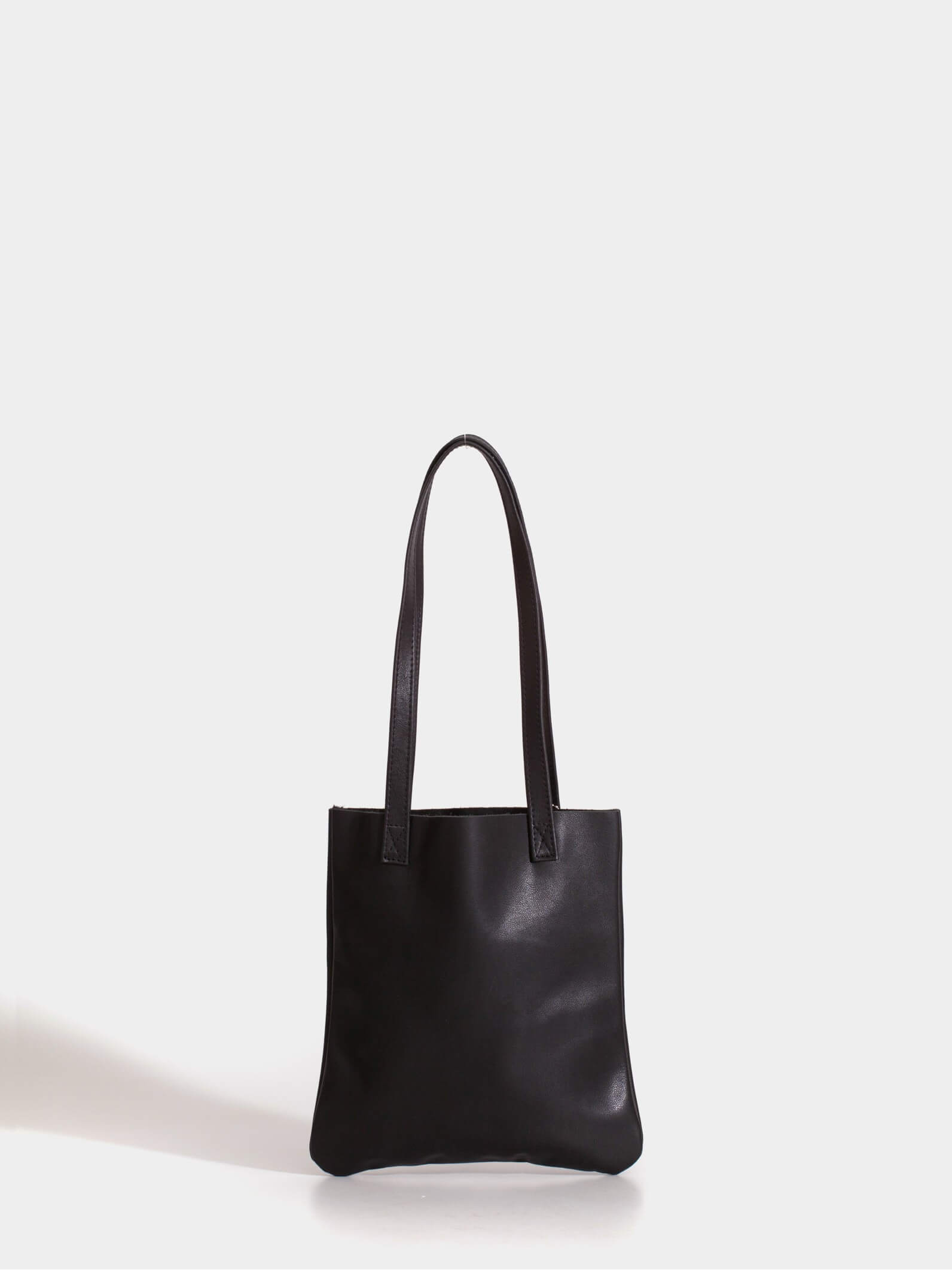 Tote bag de cuero chica negra