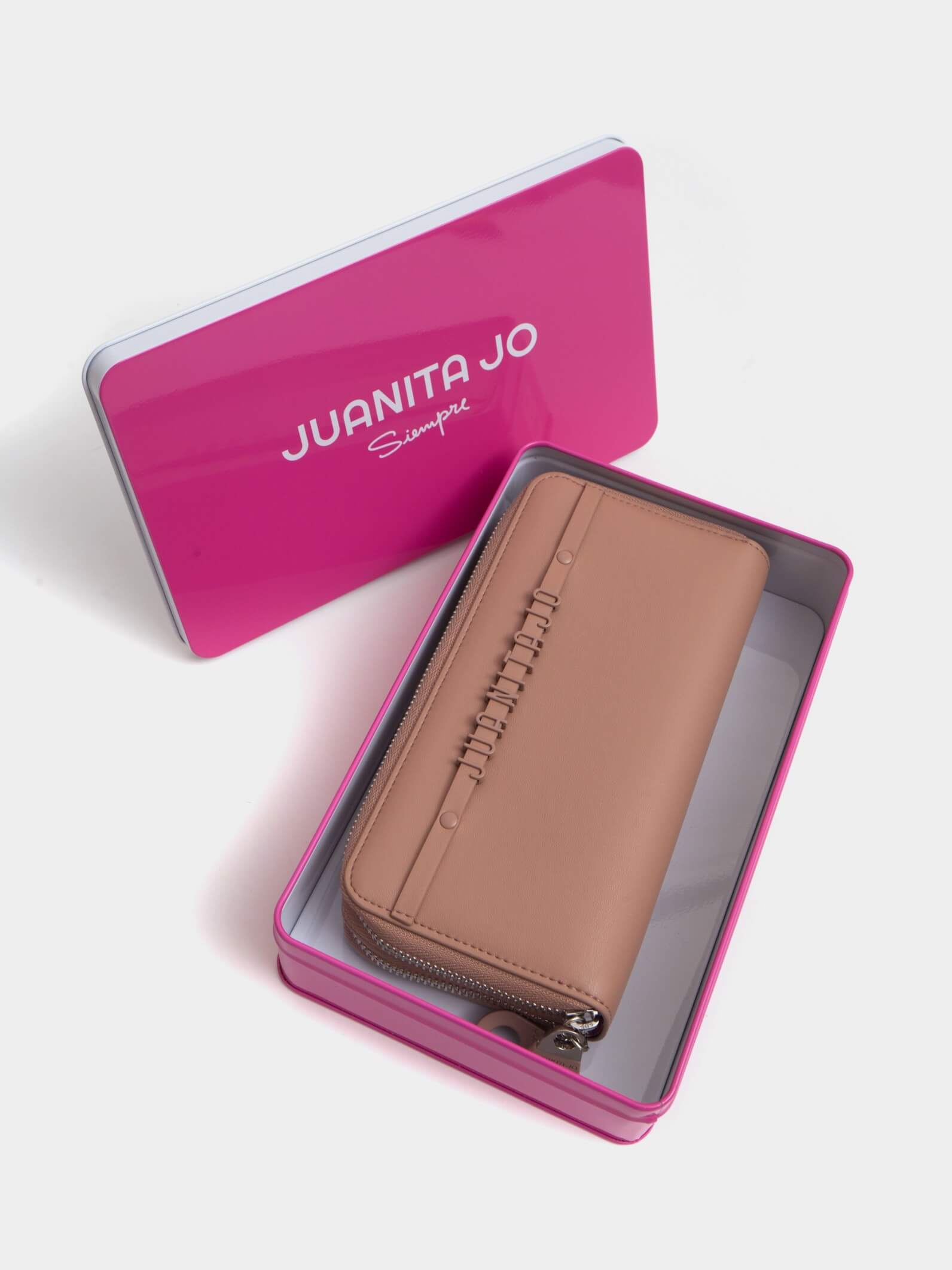 Billetera grande suela con aplique de Juanita Jo
