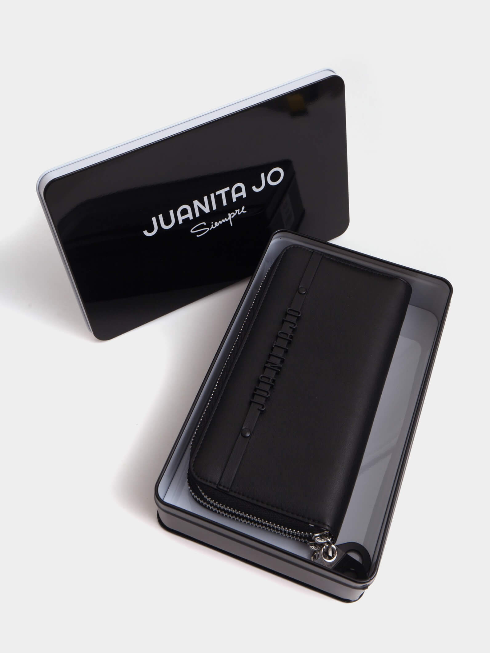 Billetera grande negra con aplique de Juanita Jo