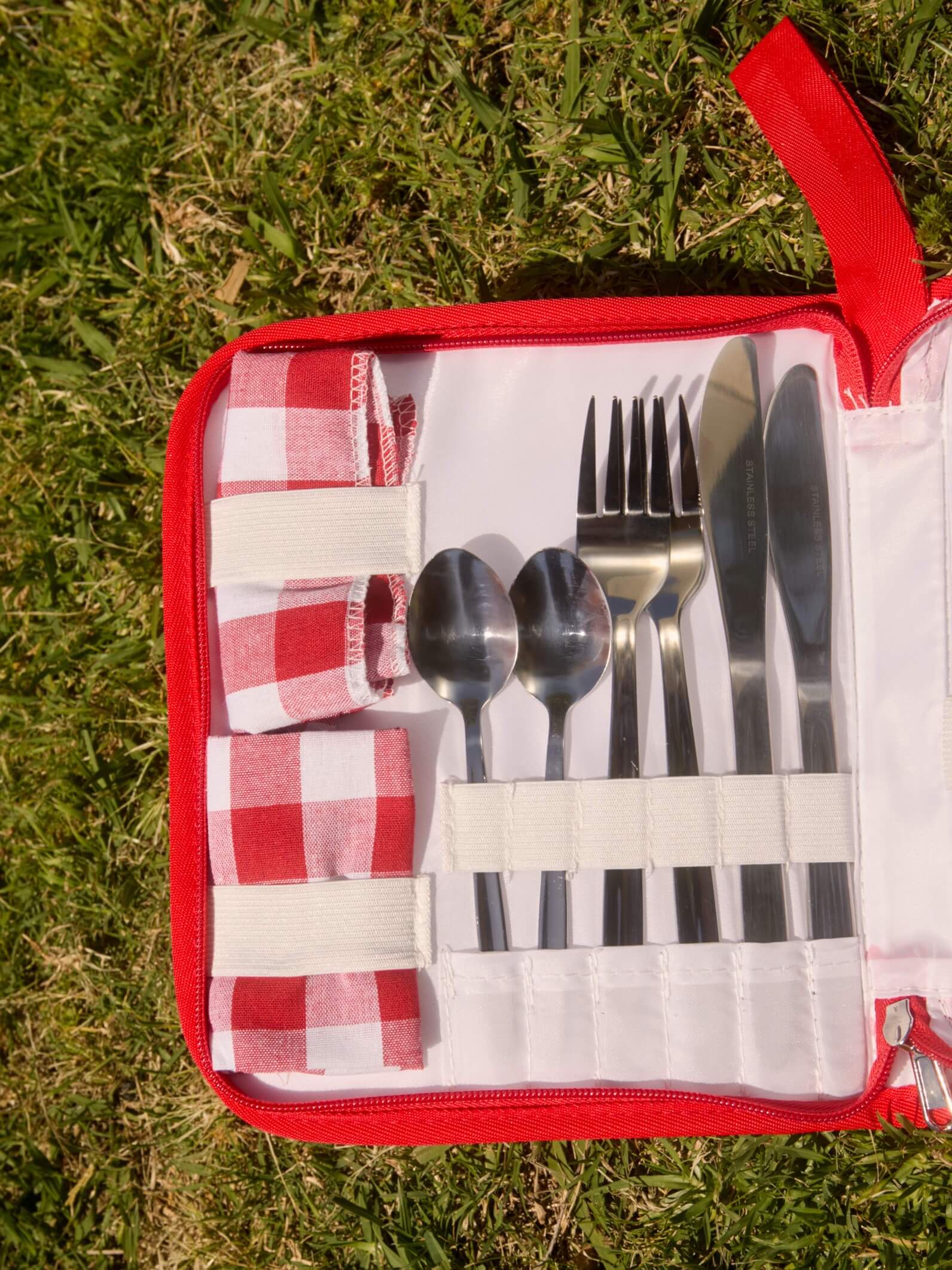 Estuche rojo de cubiertos