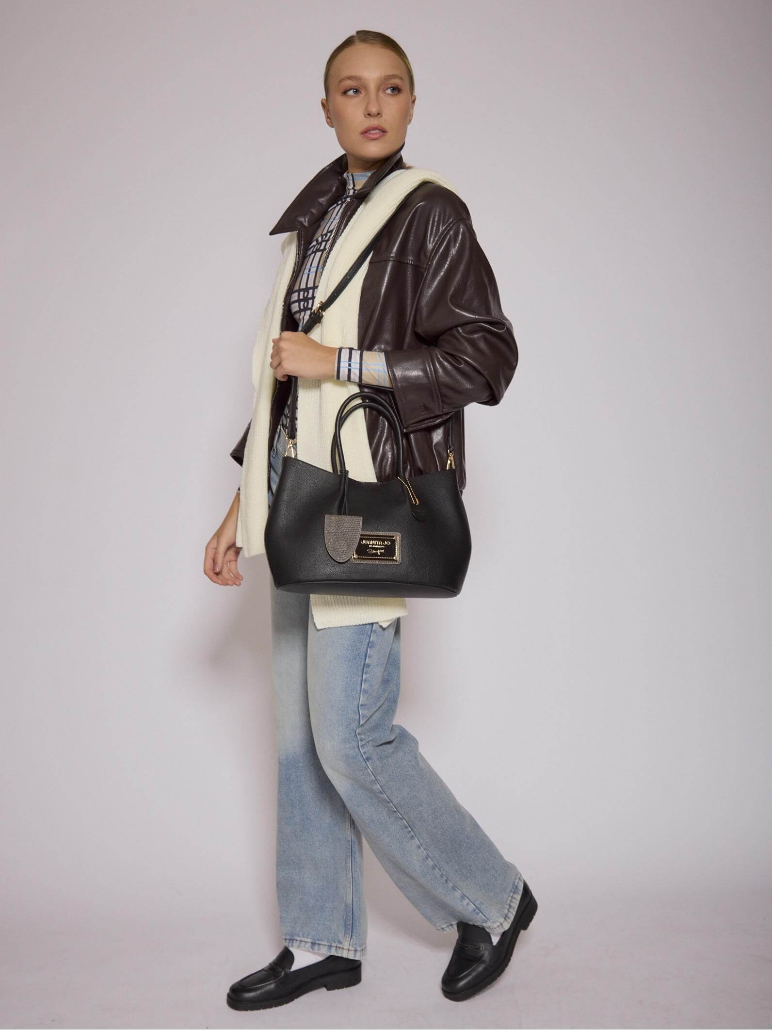 Cartera Shopper Negra Mediana Alma