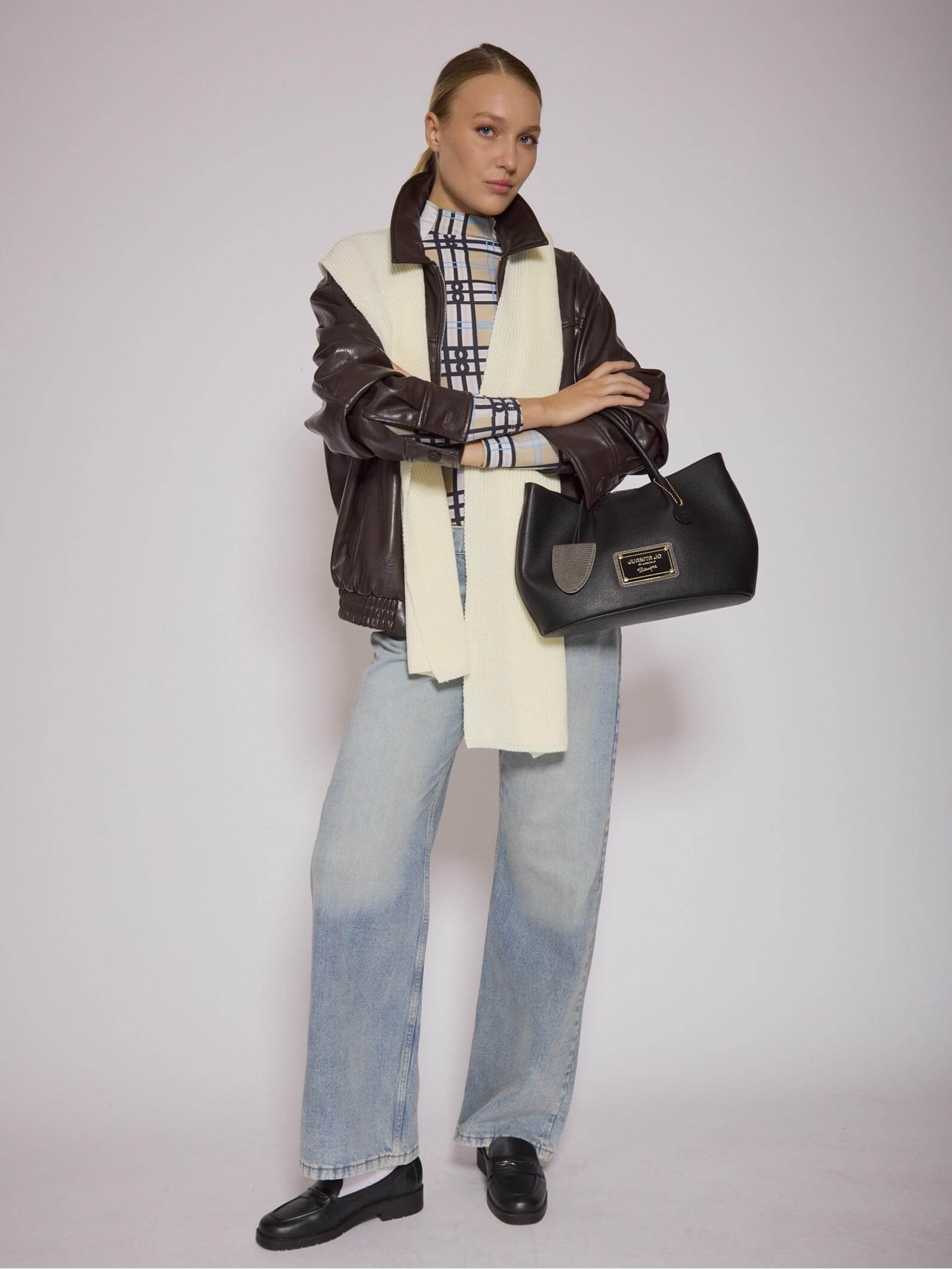 Cartera Shopper Negra Mediana Alma