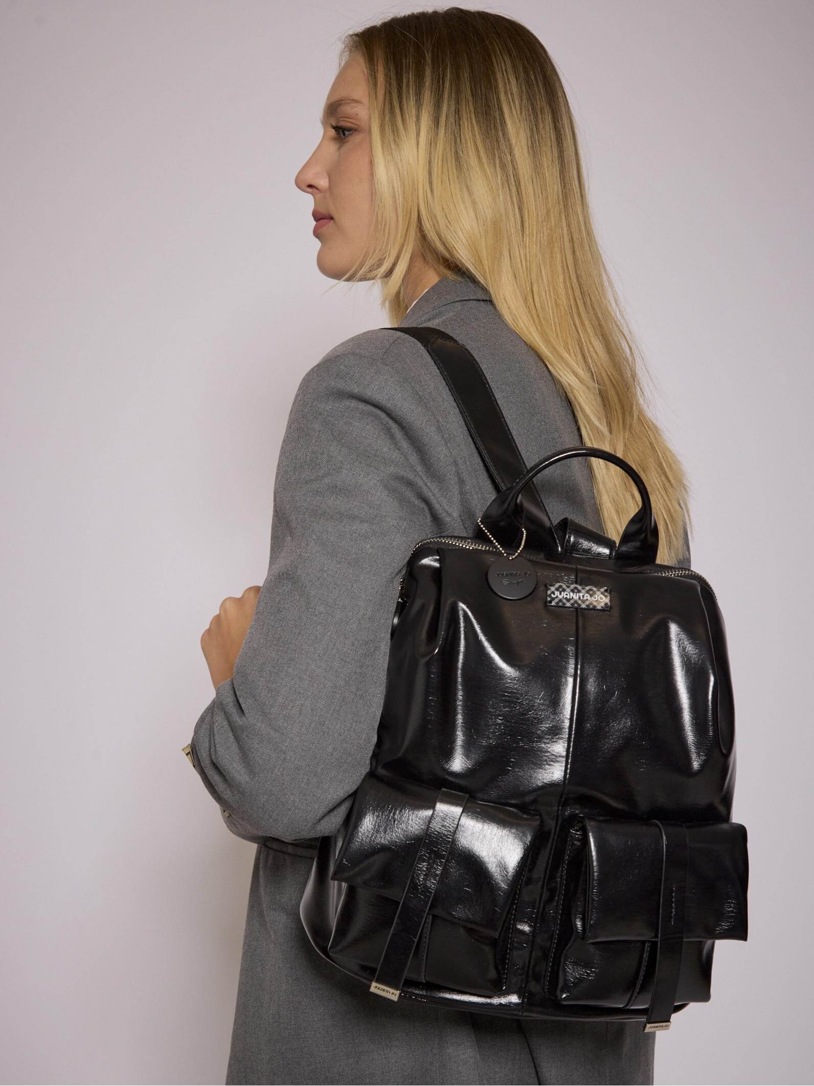 Mochila Negra efecto Charol Roxie