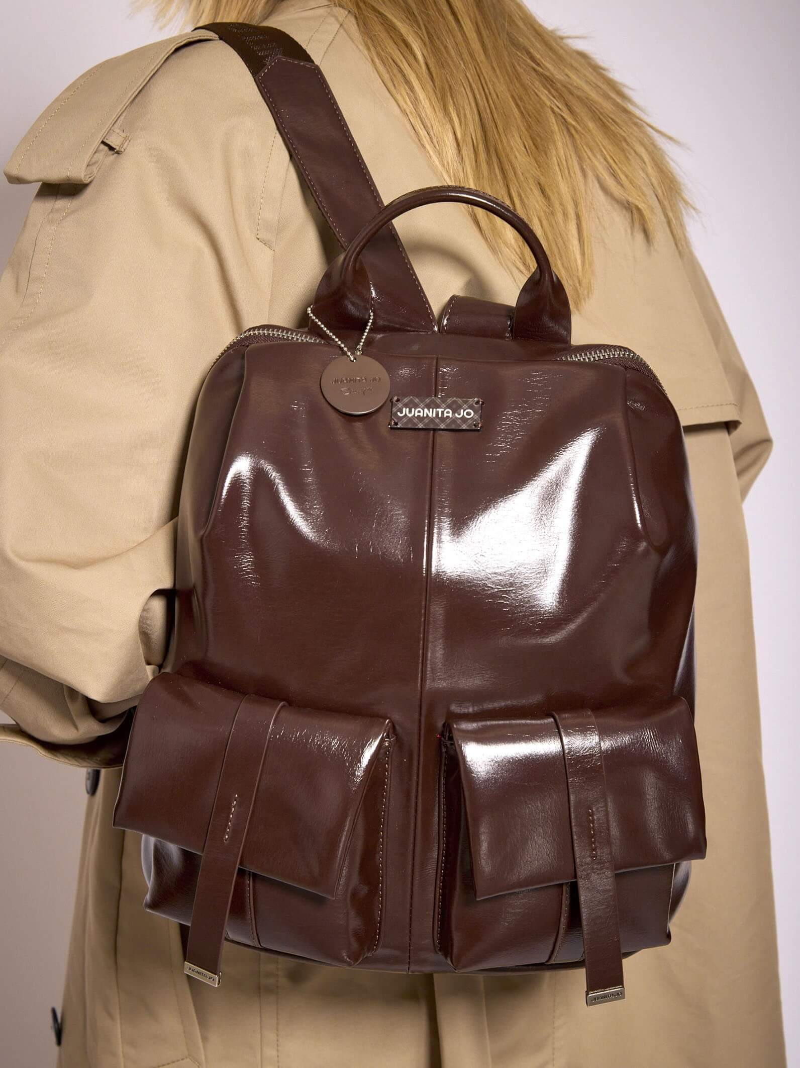 Mochila Cacao efecto Charol Roxie