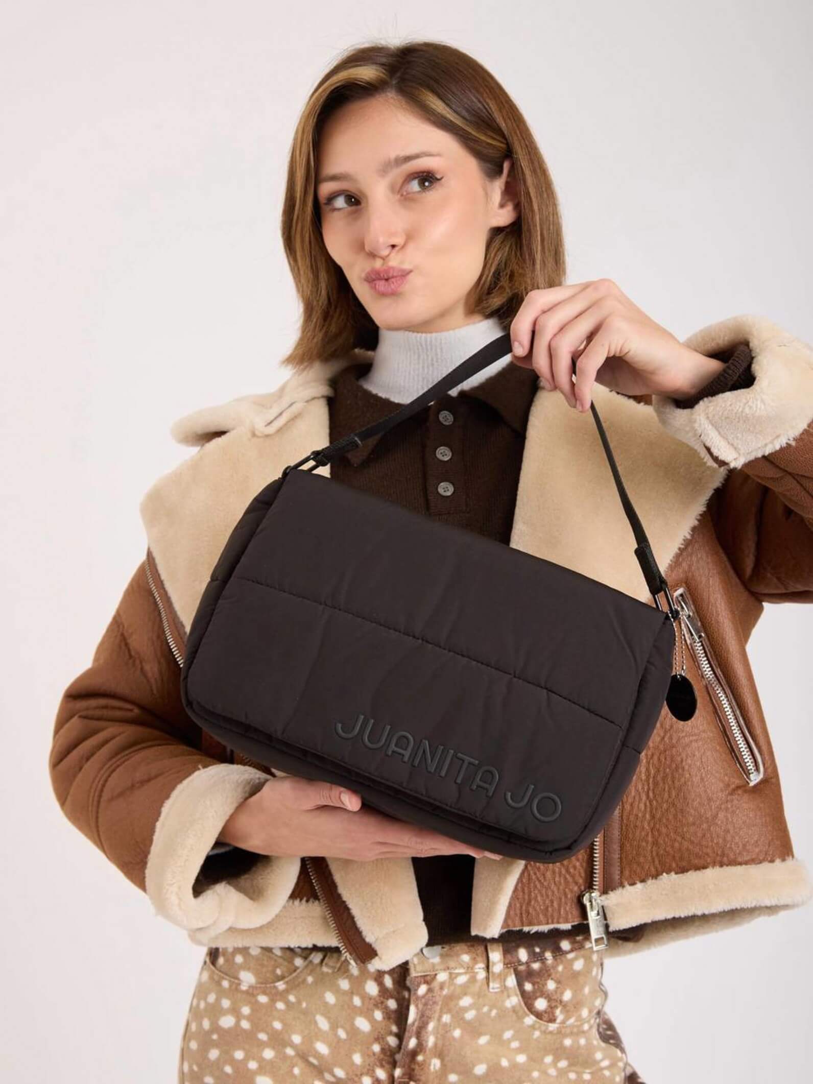 Bandolera negra puffer Caro